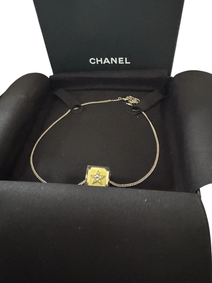 Collar colgante Chanel D22S Lucite Cube. Logo CC, “5” y motivos de estrellas. Foto 3 de 4
