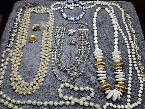 Vintage Estate Lot Of 12 Pieces Of Costume Jewelry