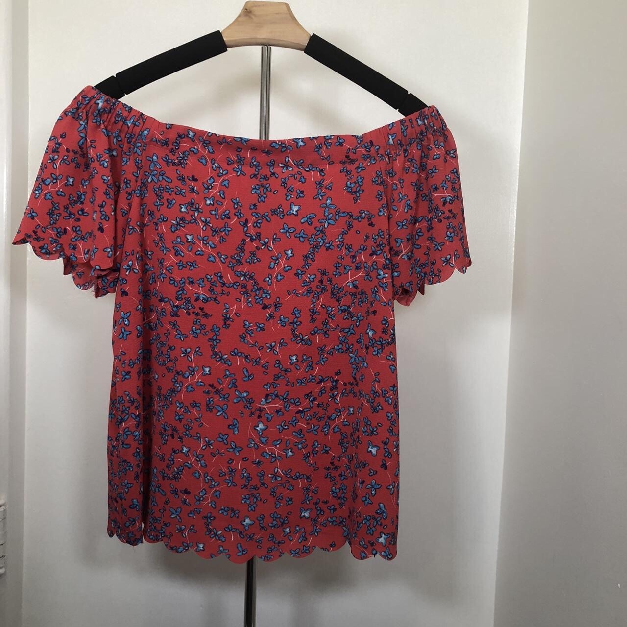 Elle Off The Shoulder Scalloped Edge Floral Top Ditsy Women's Small Red Blue
