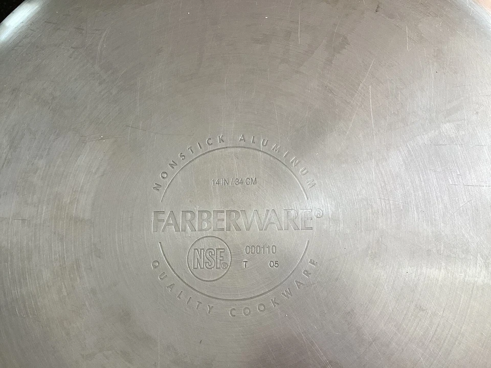 "Wok de aluminio antiadherente Farberware 14"" aprobado por NSF en muy buen estado costaba $40 ahora $20" Foto 2 de 4
