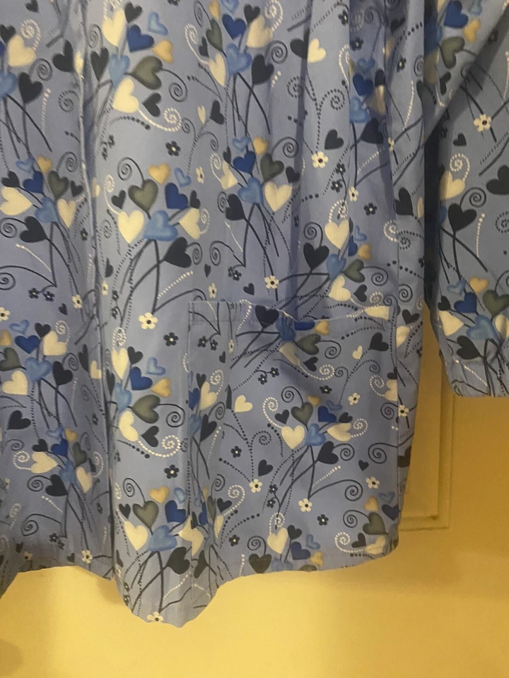 White Swan Scrubs Snap Front Warm Up Size Small Blue Hearts Medical Nurse Pocket - Image 2 of 4