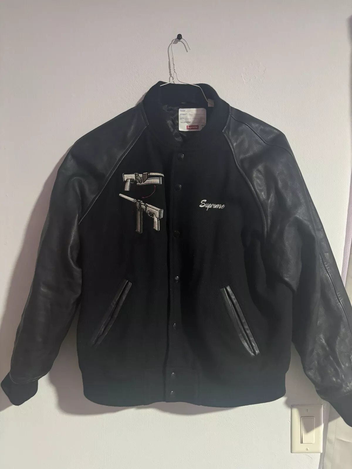 Veste universitaire Supreme Aeon Flux noire. Taille Medium Occasion en douceur. Sans défaut !