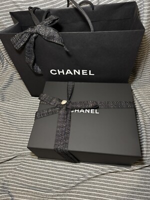 100% authentische CHANEL Geschenkbox Größe 33*26*13cm. Weihnachten 2024