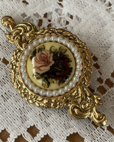 Vintage Brooch / Pin - Victorian Style  Rose Art - Faux Pearls - Goldtone Frame - Afbeelding 1 van 3