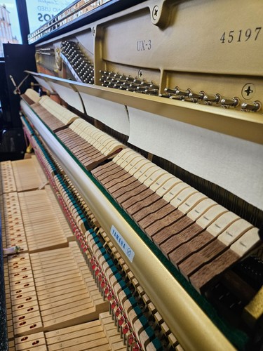 YAMAHA UX3 Upright Piano. Black, Made in Japan 1989. LITTLE & LAMPERT PIANOS. - Picture 4 of 5