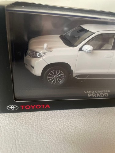 Toyota Land Cruiser Prado 150 Late Model 1/30 Scale Super White II Model Car - Picture 4 of 10