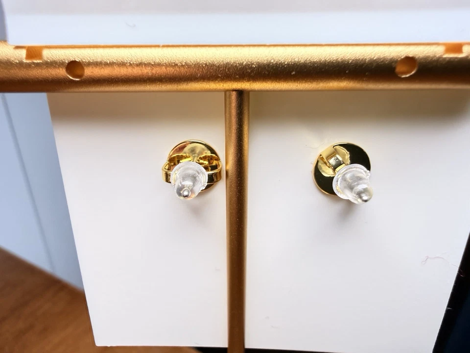 Aretes Tory Burch madreperla forma corazón Foto 3 de 3