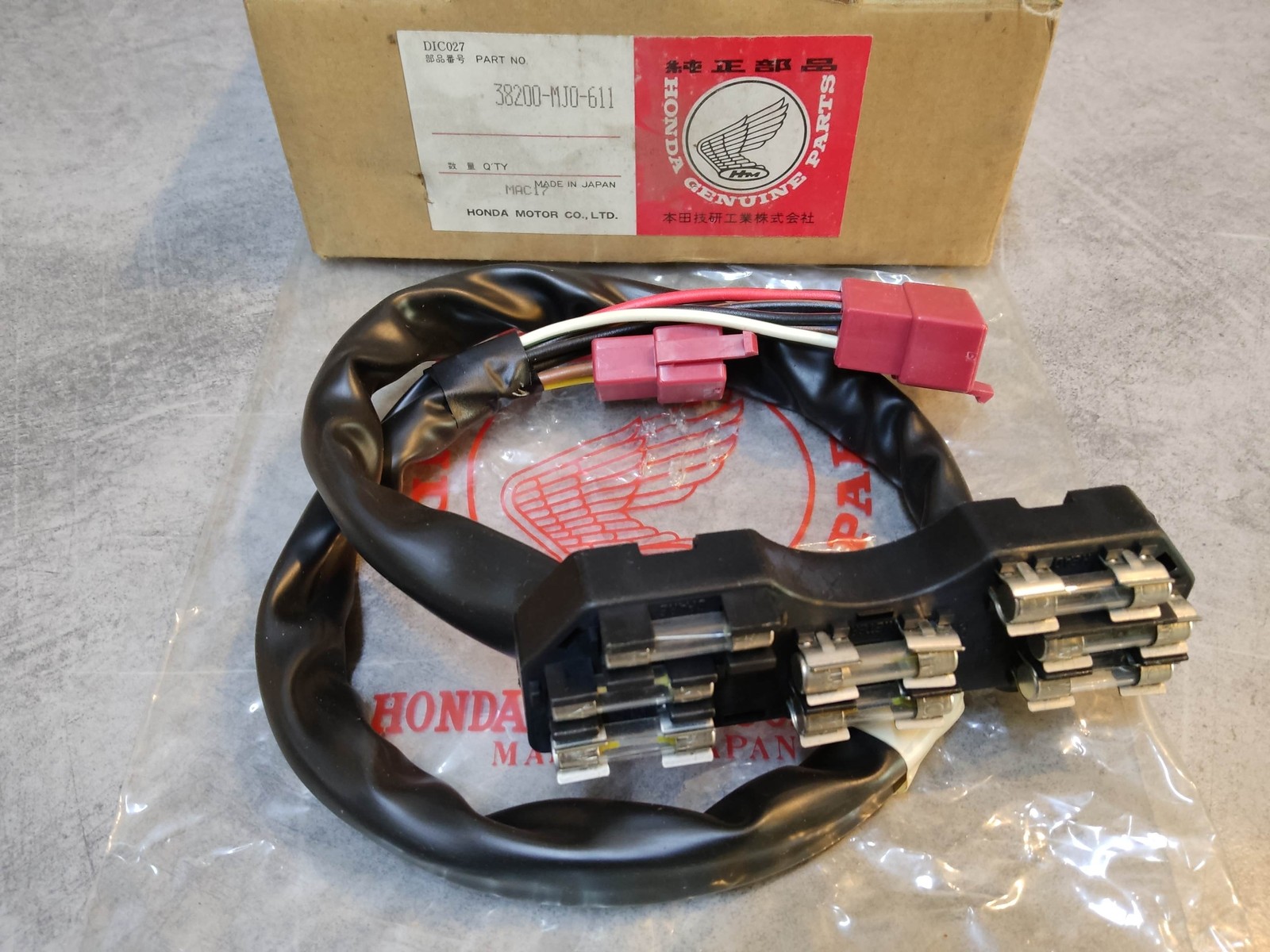 Boîtier fusibles HONDA CBX750 F 1984-1986 piece origine 38200-MJ0-611