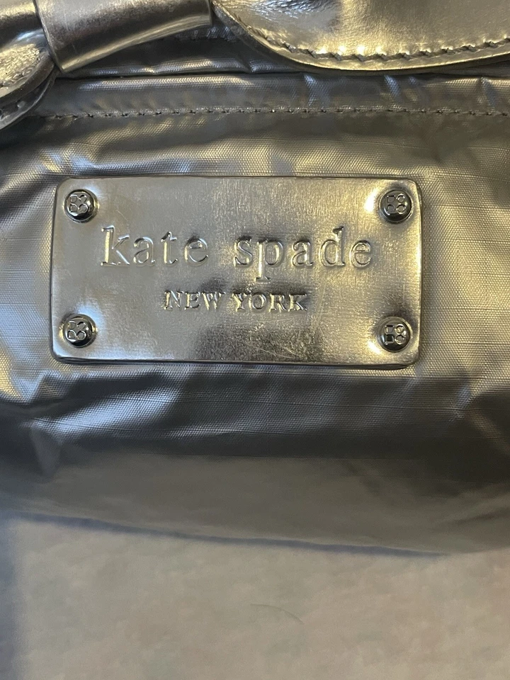 Сумочка наплечная Kate Spade металлик серебро нейлон широкий ремень очень хорошее состояние - Изображение 4 из 4