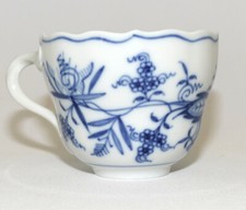 Meissen Porzellan, Mokkatasse, Zwiebelmuster, Neuer Ausschnitt,1. Wahl, H. 5,3cm