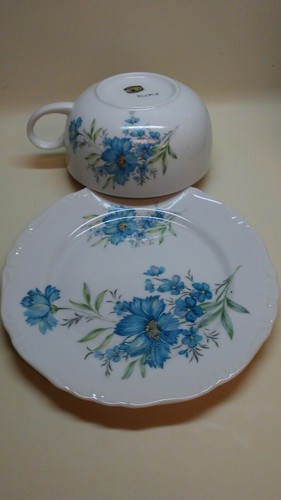 Vintage Inarco Asian Blue and White Floral Soup Cup and Saucer - Picture 4 of 5