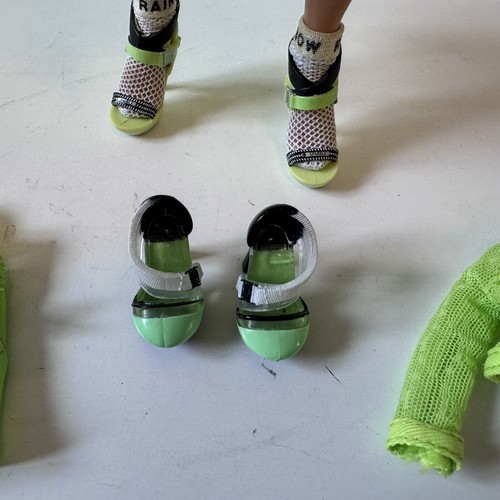 Muñeca de moda Rainbow High Cheer Karma Nichols (verde neón) - MGA - Imagen 4 de 8