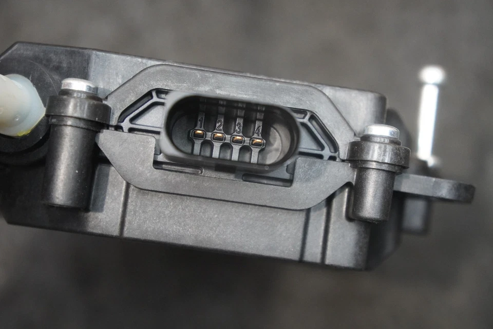 Rear Trunk Lid Latch Actuator LR095551 Land Rover Discovery Sport L550 2015-21 - Image 3 of 4