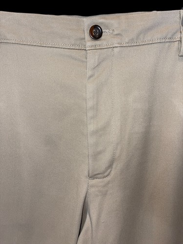 Neu mit Etikett Dockers beige hellbraune faltenfreie Herrenhose vorne flach Größe 40 x 30