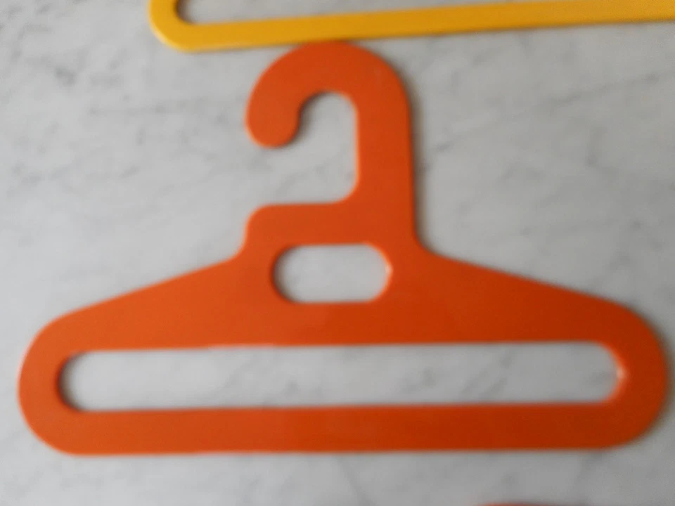 Lot  4 Cintres Ingo Maurer Prisunic plastique Années 70 Vintage - Photo 4/4