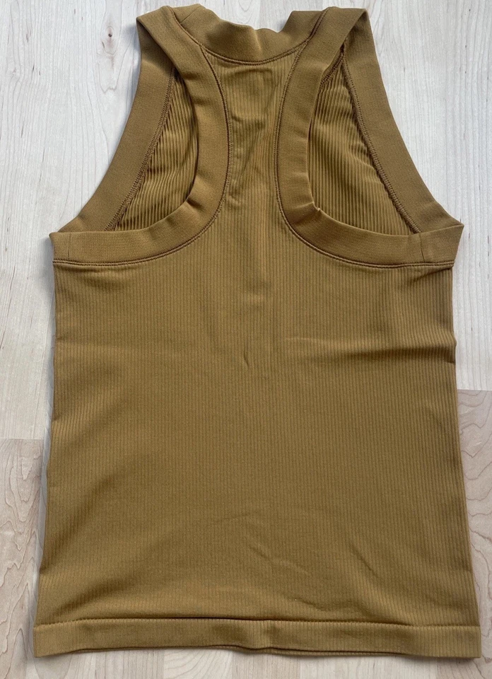 Camiseta sin mangas Athleta Renew Racerback para mujer talla pequeña color dorado acanalada elástica Foto 2 de 3