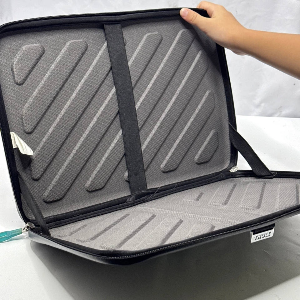"Funda rígida negra para portátil Thule Gauntlet Attache se adapta a MacBook Pro de hasta 14""" Foto 3 de 4