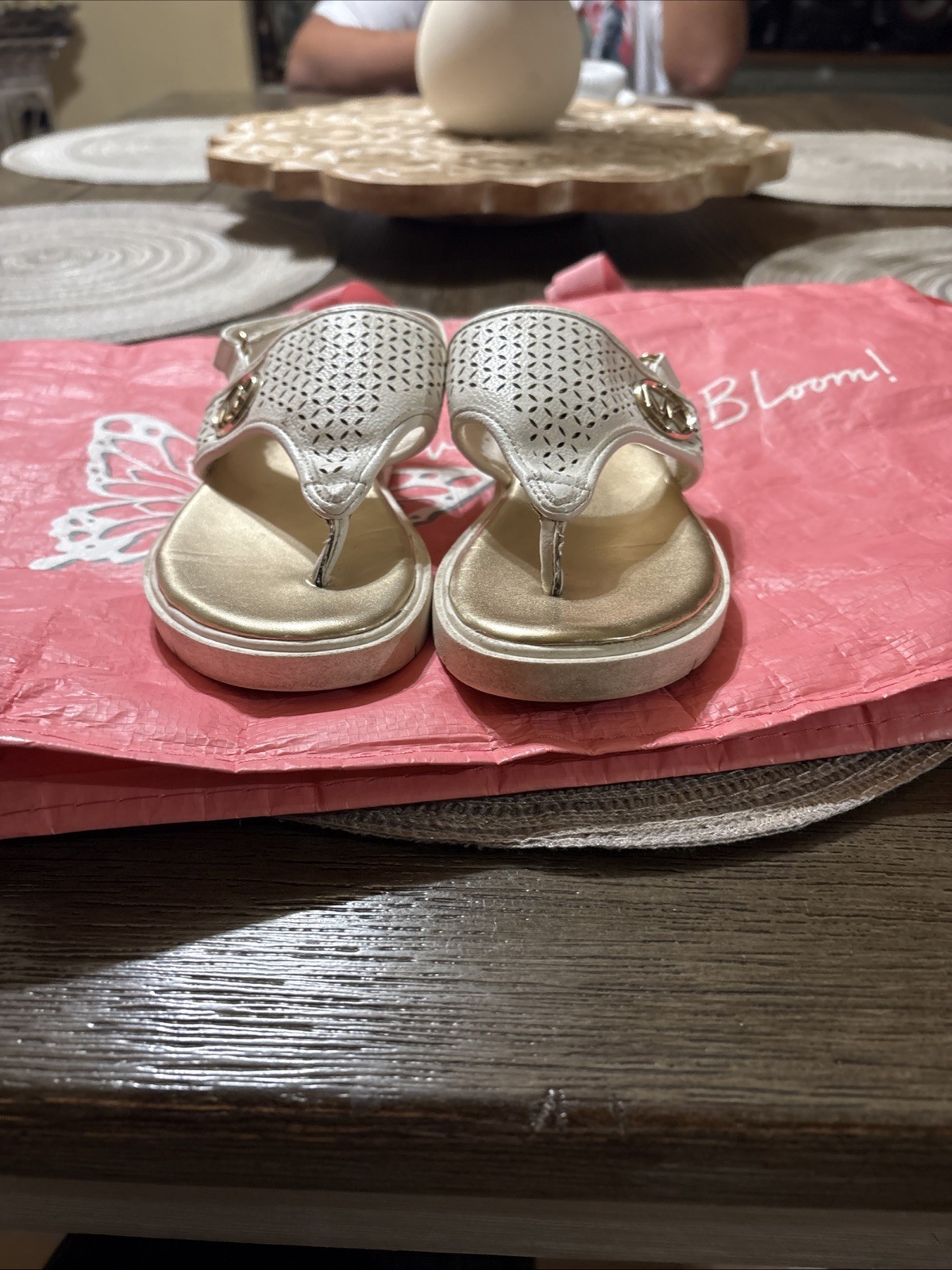 ! Michael Kors little girls White thong sandals with  closure! Size 13