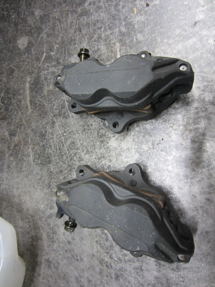 01-06 HONDA CBR600F4I f4i cbr OEM JUEGO DE PINZAS DE FRENO DELANTERAS DERECHA IZQUIERDA PAR 1K Foto 3 de 4