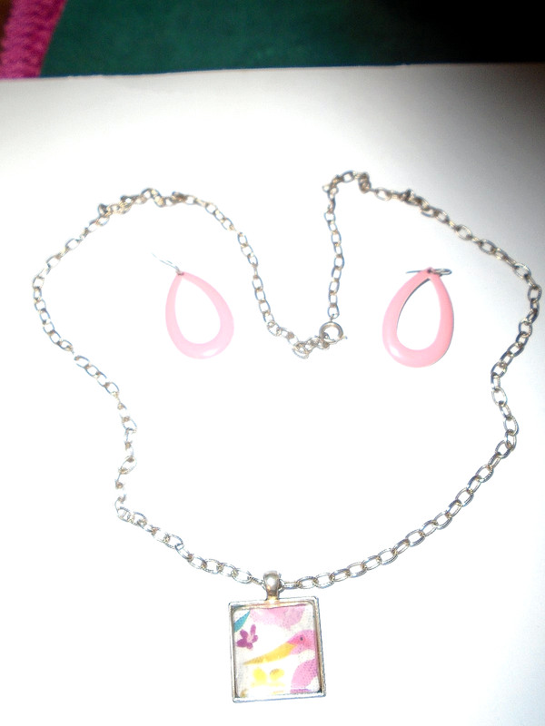 VINTAGE CUTE PINK PELICAN/PINK-YELLOW FLOWER PENDANT NECKLACE/PINK HOOP EARRINGS