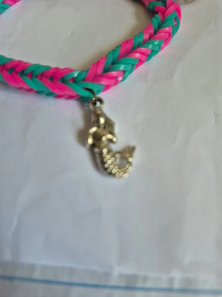 Pulsera con dije de telar arco iris multitema hecha a mano Foto 3 de 4
