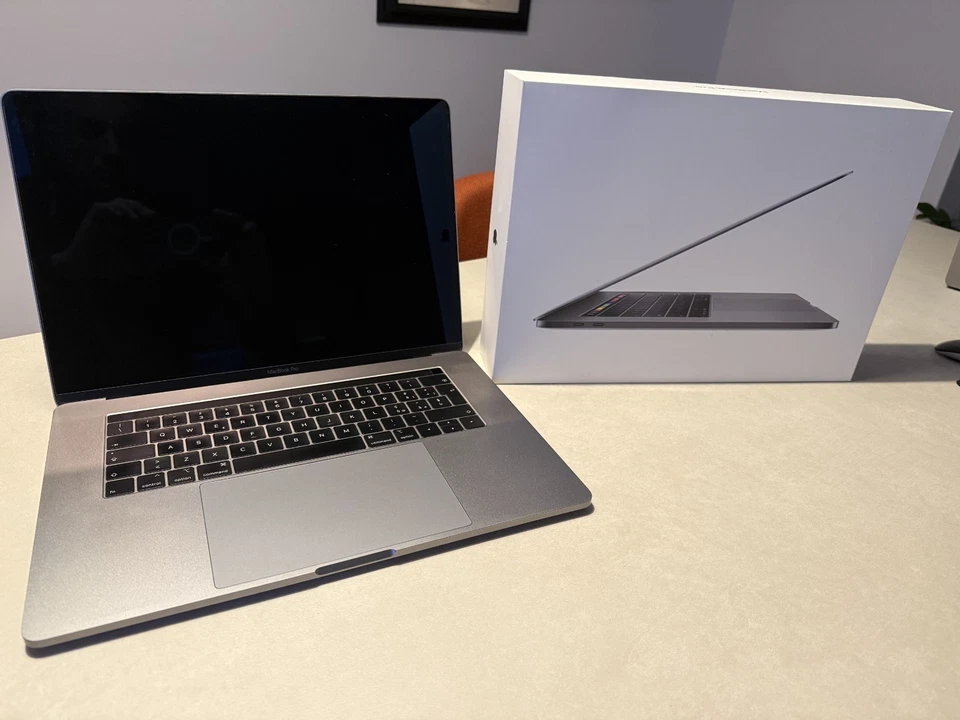 Apple MacBook Pro 15" 2018 · i7 · 32GB · 1TB, foto 1 di 5