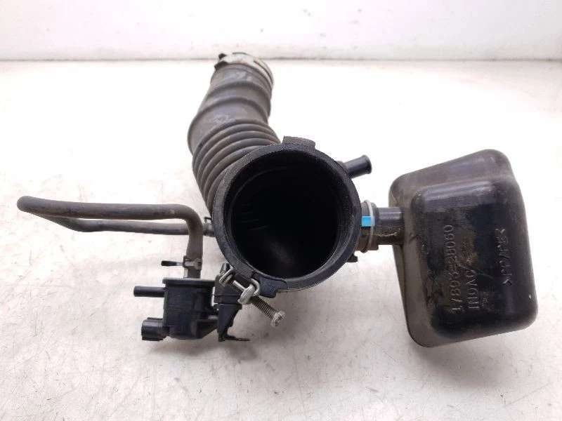 Toyota RAV4 2008 2,4 L 4 cilindros filtro de aire tubo resonador montaje Foto 3 de 4