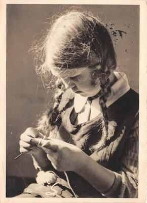 Postcard Girl with Braids from the Year Weiser ''The Child 1933'' Postcard (D41107)
