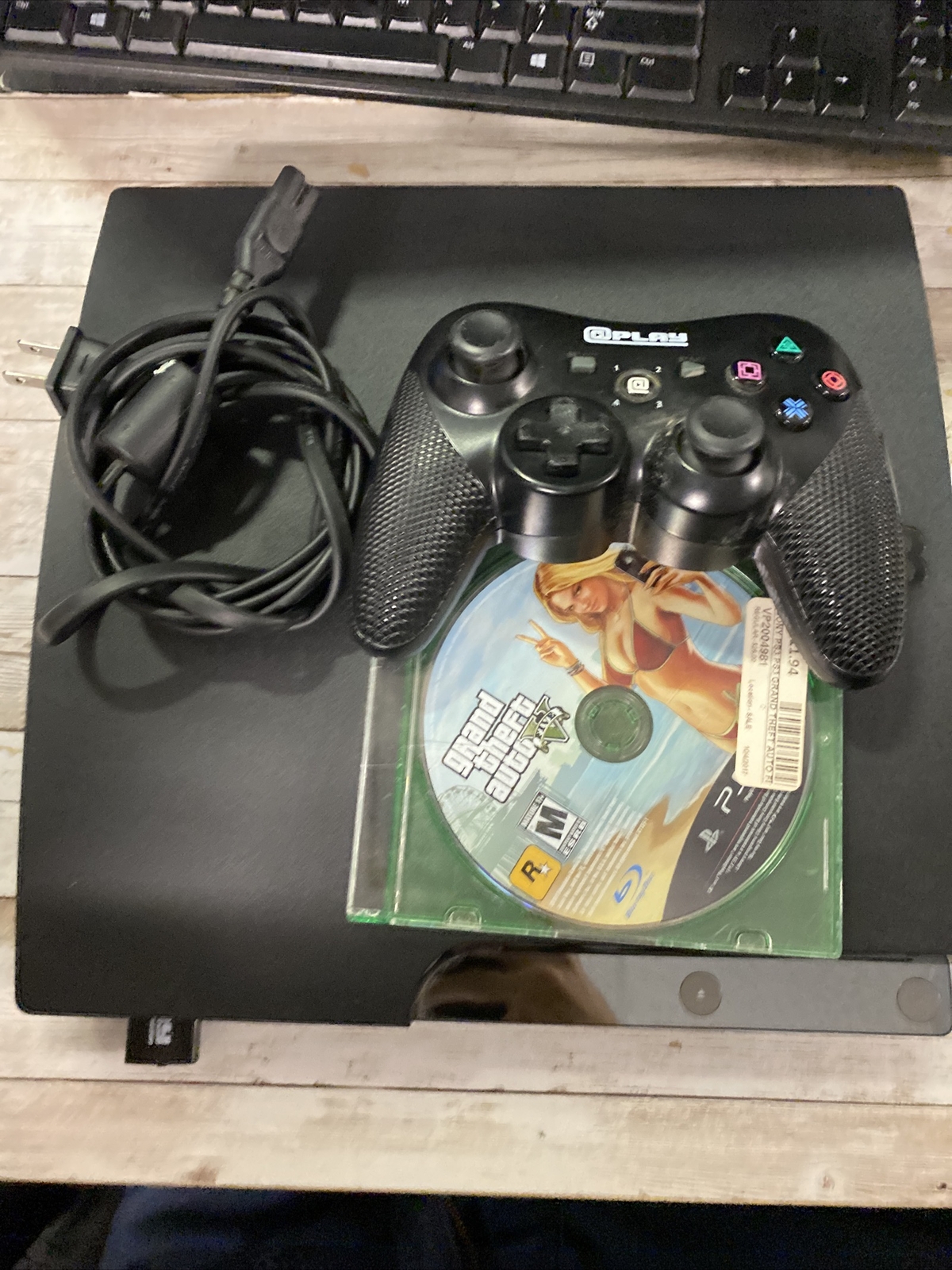 Сеч консоль. Сеч консоль. Ps3 slim 2 геймпада. Playstation 3 slim 2 джойстика. Плейстейшен 3004.