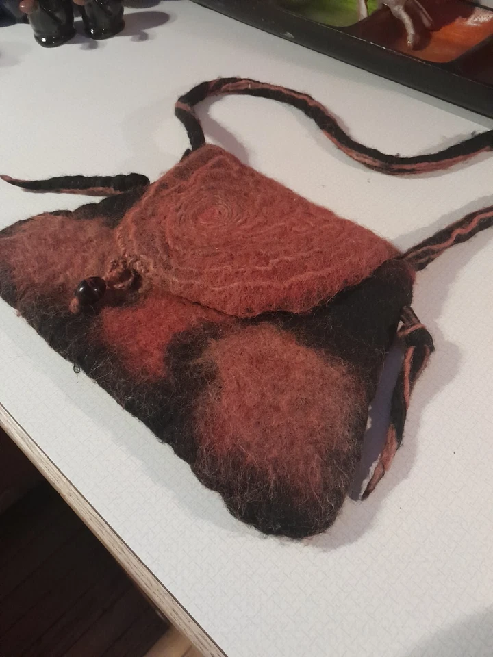 Cartera hecha a mano fieltro 100 % lana hervida con cierre de cuentas de vidrio malva y negra Foto 3 de 4