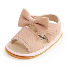 Beautiful little girls Pale Pink pram shoes with bows size 0-6 Months pramshoes