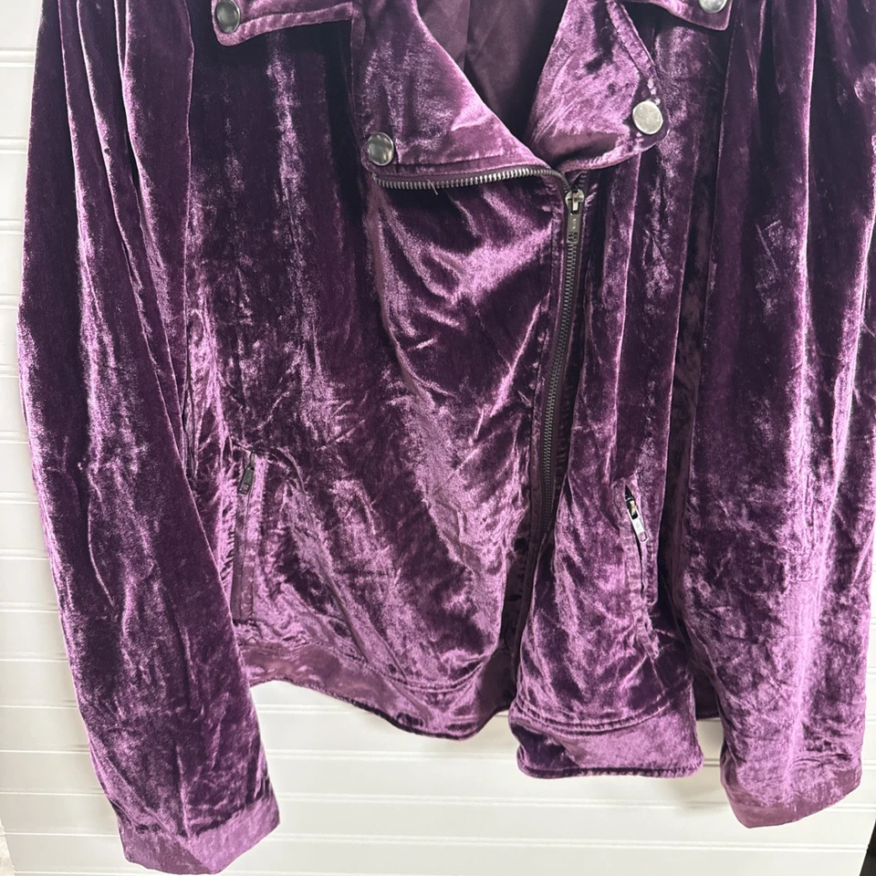 Chaqueta de Moto Torrid Terciopelo Aplastado Talla 3 Púrpura Profundo Bolsillos Asimétricos con Cremallera Edgy Foto 3 de 4