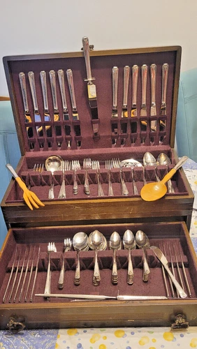 1945 Bordeaux grape cluster Prestige silverplate flatware set 118 pieces
