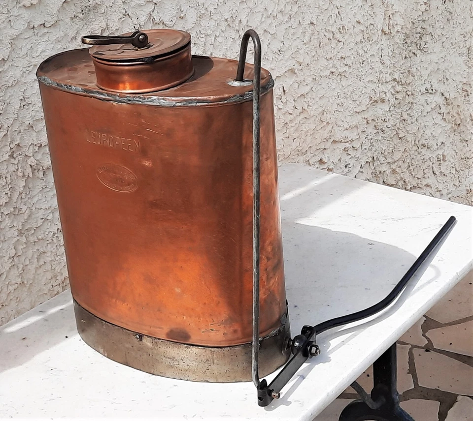 Ancien très beau pulvérisateur à dos en cuivre l'Européen Berthoud - Photo 2/4