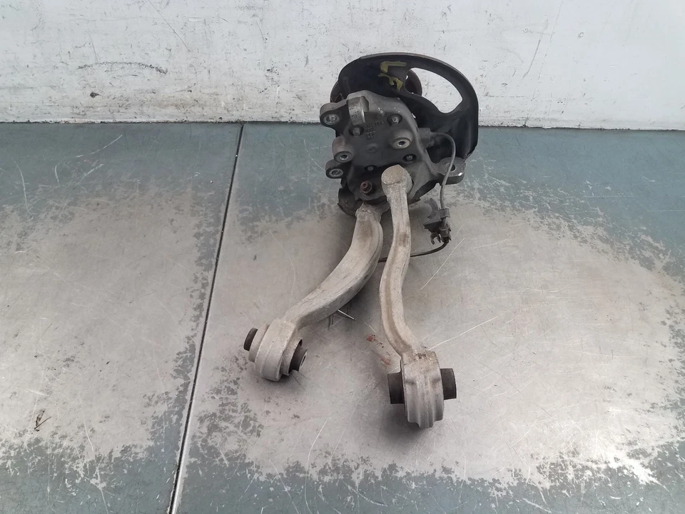 Brazos de control del nudillo del buje delantero izquierdo Mercedes Benz AMG C 63 2010 #8001 Q6 Foto 3 de 4