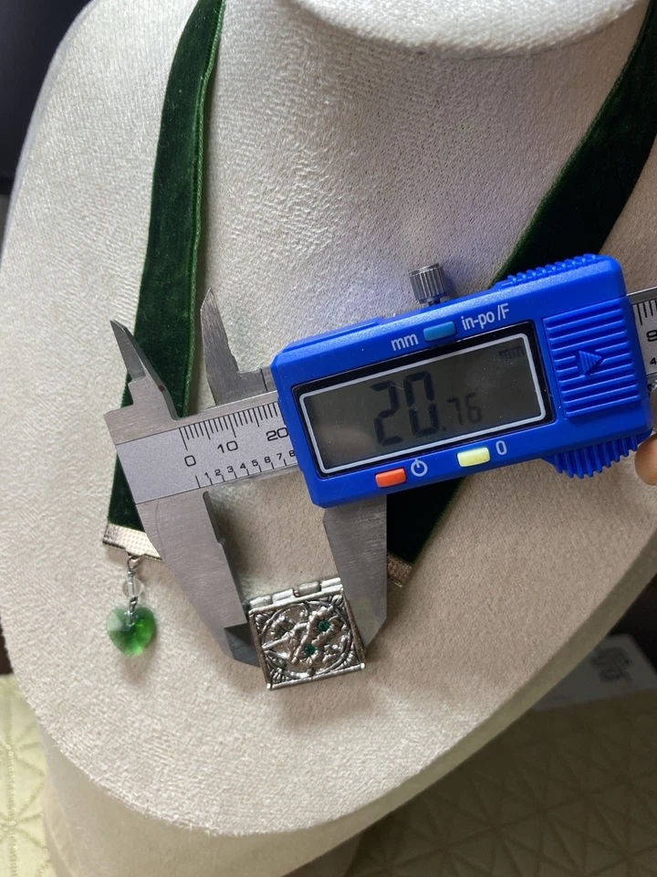 Gargantilla de terciopelo vintage TODA - vidrio corazón verde gótico y ornamentado. 14 pulgadas de largo. Foto 2 de 4