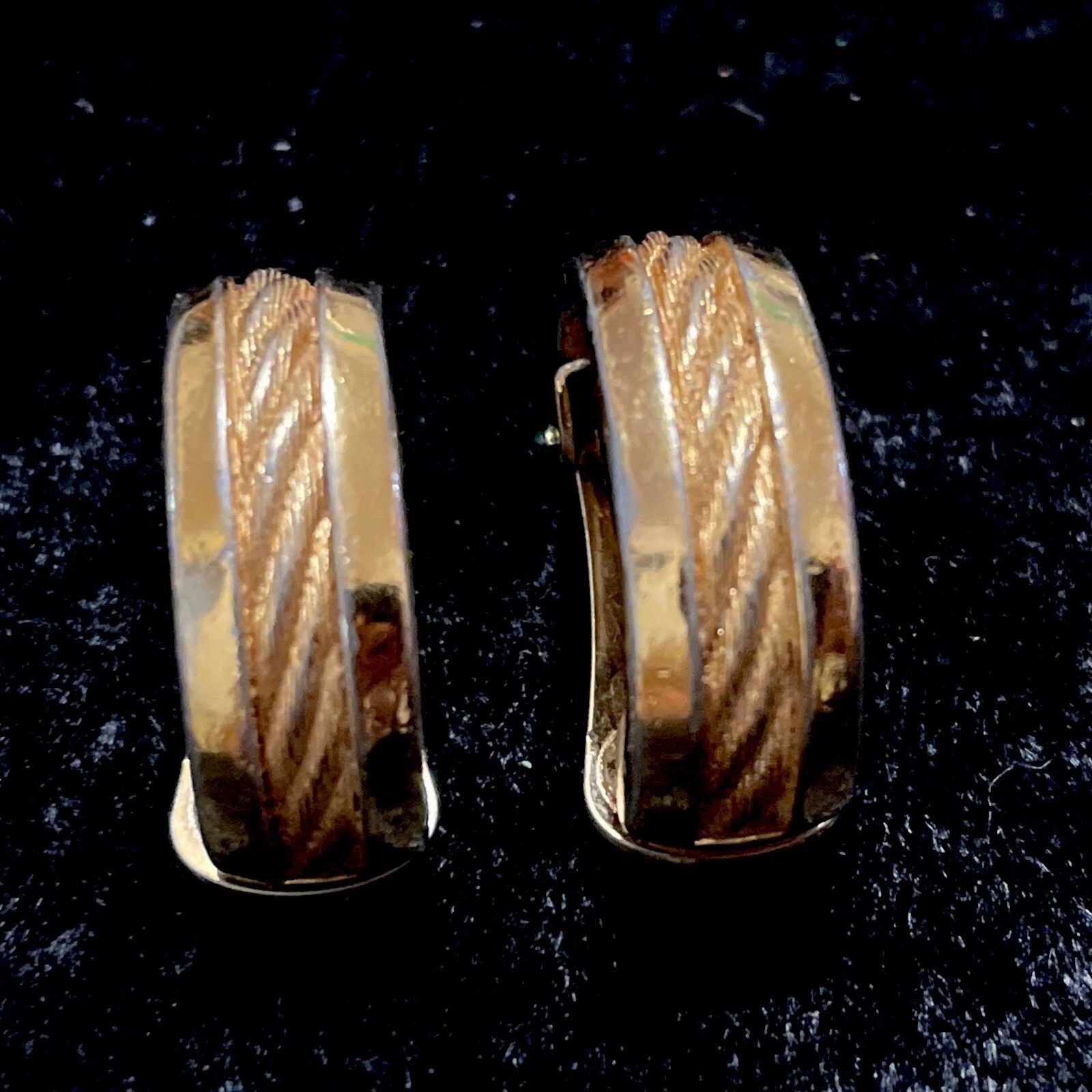 Boucles d'oreilles vintage à clipser ton or signé Chr Dior