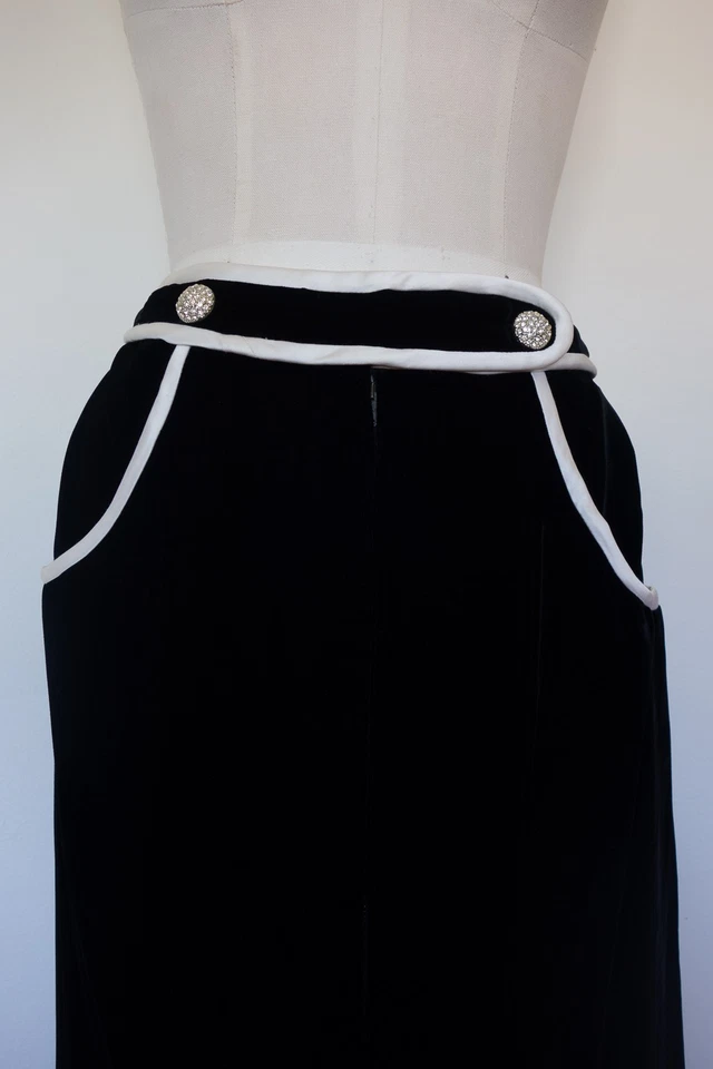 Conjunto Chaqueta Falda Terciopelo Victoria Royal Ltd De Colección Negra con Bordes Marfil Satinado Ws 12 Foto 3 de 4