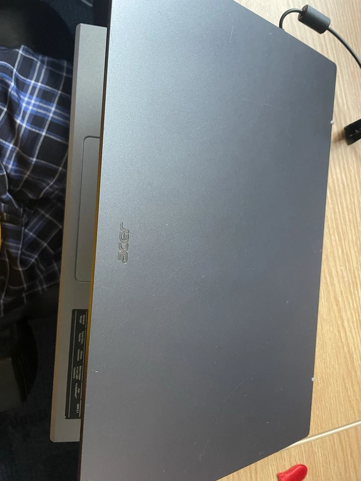 Acer con pantalla táctil muy buen estado ideal para estudios.cargador incluido Foto 2 de 4