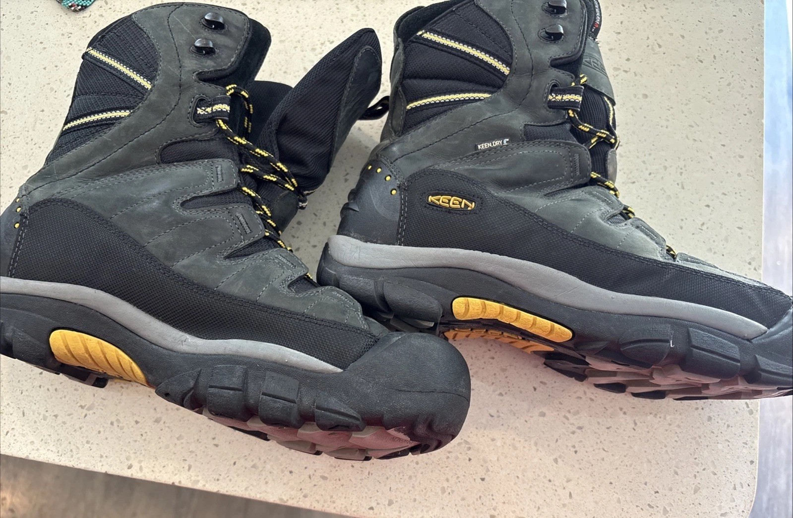 STIVALI KEEN SUMMIT COUNTY WP IMPERMEABILI ISOLATI NERI CON GIALLO UOMO 10 5 EX+