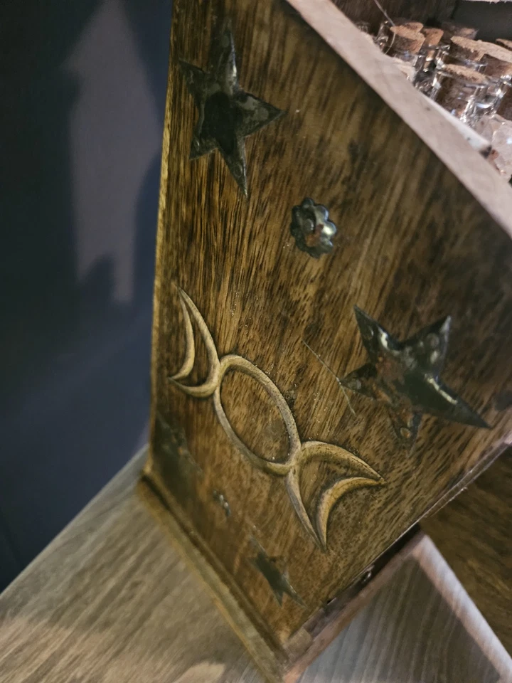 Armario de almacenamiento de boticario de madera para brujas Foto 4 de 4