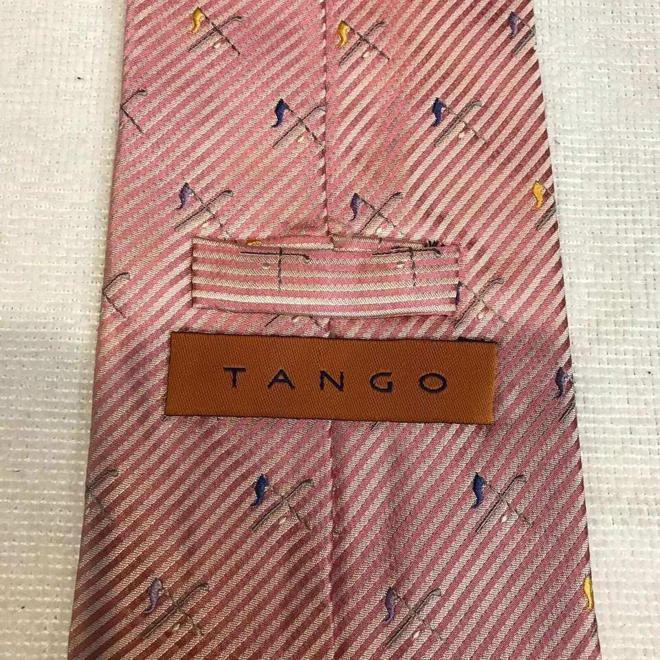 Gravata masculina Tango tema golfe rosa 100% seda feita à mão com tacos de golfe W 4" L 56" - Imagem 3 de 4