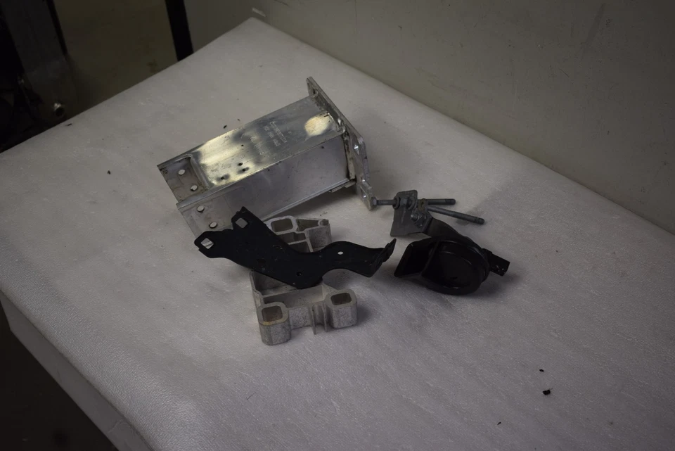 PARAGOLPES DELANTERO IZQUIERDO PORSCHE MACAN 2015-2016 REJILLA SOPORTE PARACHOQUES 8R0807133A Foto 3 de 4