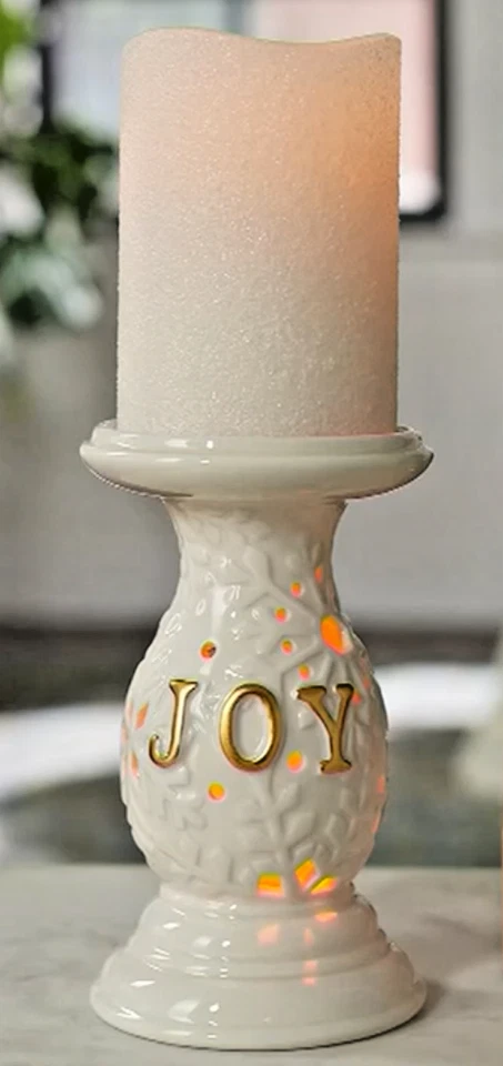 ПРАЗДНИЧНАЯ СВЕЧА НА БАТАРЕЙКАХ МЕНЯЮЩАЯ ЦВЕТ С КЕРАМИЧЕСКОЙ тисненой пьедестальной ПОДСТАВКОЙ - Изображение 2 из 4