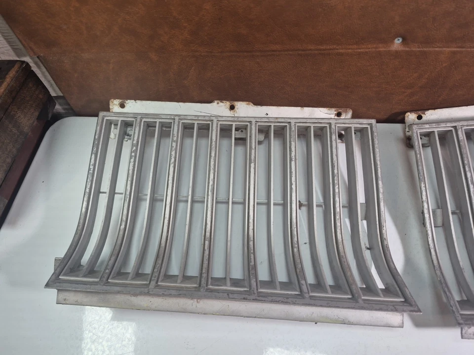 Par de rejilla Oldsmobile Cutlass original GM 1982-1986 442 Foto 3 de 3