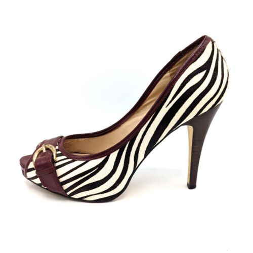 Zapatos de salón Steve Madden Lezlie estampado de cebra punta abierta hebilla borgoña talla 8,5 - Imagen 2 de 6