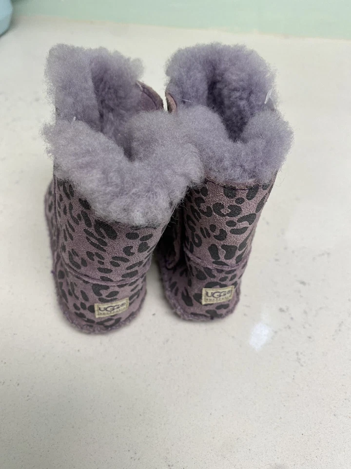 Ugg 学步儿童靴 2/3 码女孩豹纹尘土飞扬紫色 — 第 2/4 张图片