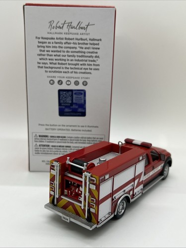 2024 Hallmark Ornament 2011 FORD F-550 Fire Engine Fire Brigade luce magica NUOVO! - Foto 2 di 3
