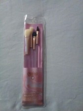BUILD AND BLEND EYE ESSENTIALS MAKE-UP BRUSH KIT.