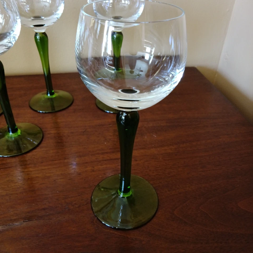 Juego De Colección De 6 Copas De Vino Altas Tallo Verde 7.5" aprox. 6 onzas Foto 2 de 4